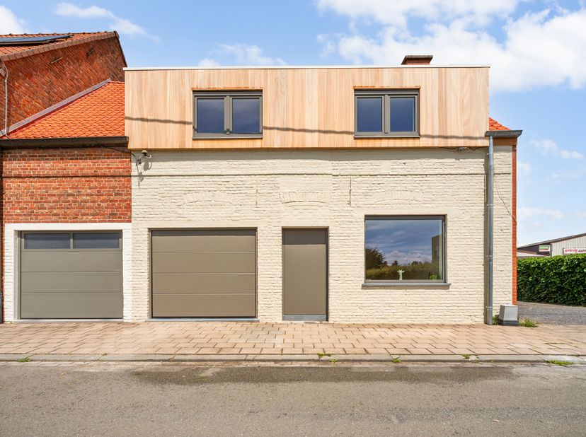 Volledig gerenoveerde woning te koop in Gullegem<br />
Binnenkomen doe je via de ruime inkomhal.<br />
Vooraan bevindt er zich een polyvalente ruimte