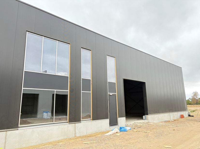 In het Industriepark 28 te Heist-op-den-Berg komt een moderne KMO-unit van ca. 932 m² beschikbaar. De unit maakt deel uit van een recente ontwikkeling