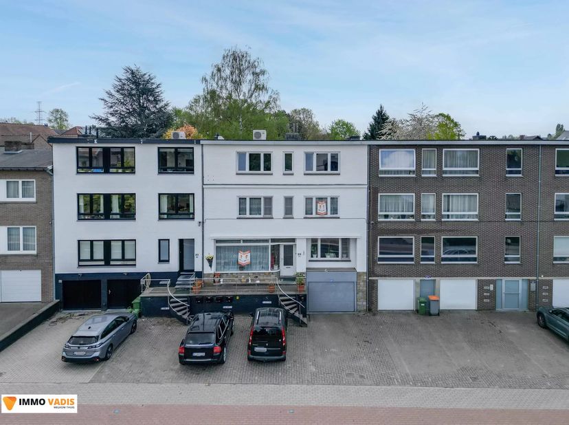 Het appartement is zeer goed onderhouden en werd recent voorzien van volledig nieuw buitenschilderwerk.<br />
Binnenin beschikt het appartement over v
