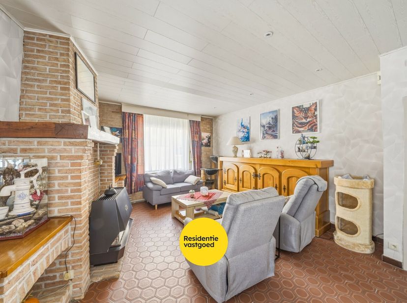 Bent u op zoek naar een woning met ruimte, potentieel en een gunstige ligging nabij de kust? Deze hoekwoning in Bredene biedt tal van mogelijkheden vo