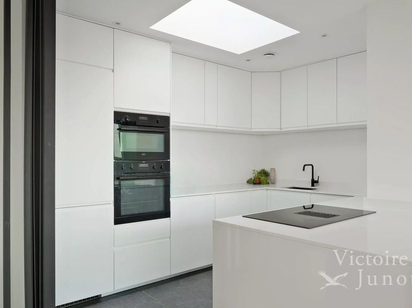 Dans le recherché quartier Coghen, Victoire-Junot vous présente en exclusivité ce superbe penthouse contemporain de ± 130 m² bruts, récemment construi