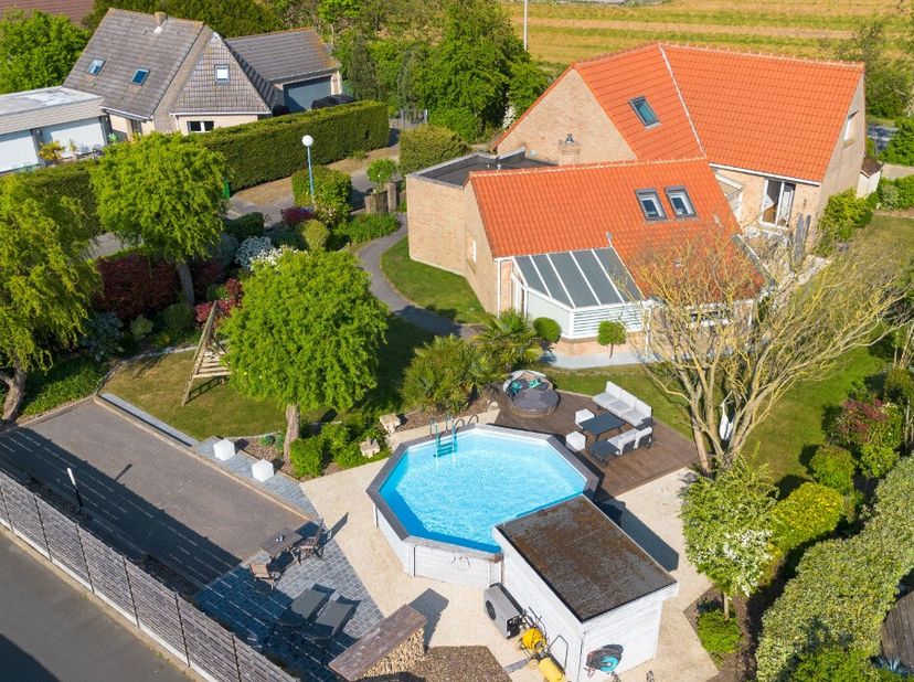In een rustige en gegeerde residentiële wijk van Leffrinckoucke (Frankrijk), in de sector "Fort des Dunes", bevindt zich deze prachtige alleenstaande