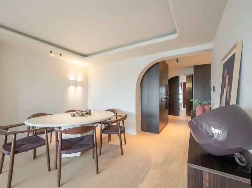 Prachtig gerenoveerd, lichtrijk appartement met open zichten over de villa's, op wandelafstand van winkels en zee. Indeling: inkomhal met gastentoilet