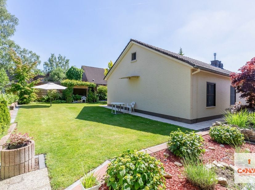 Onder de kerk van Mariakerke, kan u deze goed onderhouden gezellige woning vinden. De ligging is perfect om te voet naar de winkels en het openbaar ve