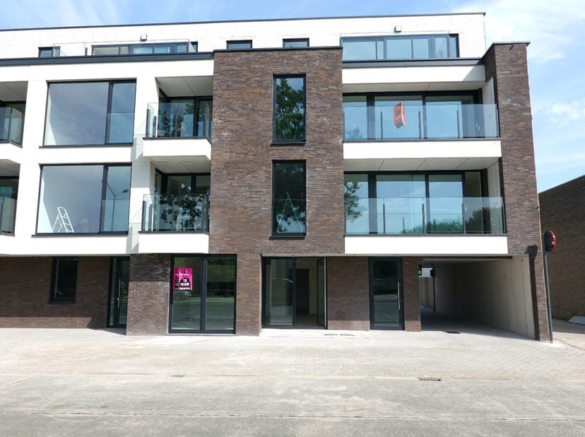 Dit gelijkvloers appartement is gelegen op een uitstekende en rustige locatie in Brugge. Het appartement wordt ingedeeld met een ruime inkomhal, licht