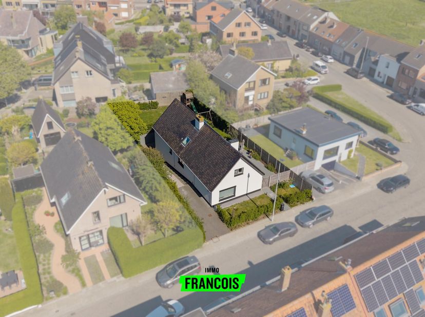 Deze zeer ruime woning werd doorheen de jaren grondig vernieuwd. Tussen 2016 en 2019 werden onder meer elektriciteit, sanitair, badkamers, keuken en v