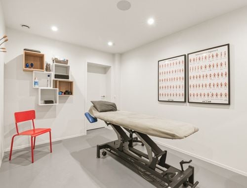                             Bien commercial avec habitation à vendre à Desselgem
