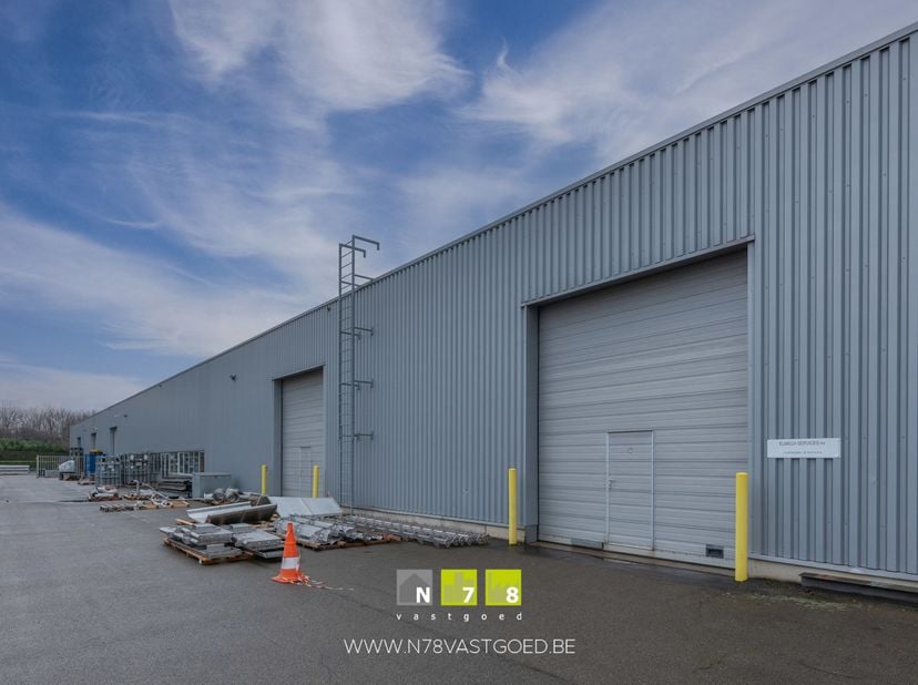 BEDRIJFSHAL (HAL E) VAN 250M² CENTRAAL GELEGEN TE OPGLABBEEK.<br />
Deze bedrijfsunit is gelegen op het industrieterrein te Opglabbeek.<br />
KENMERKE