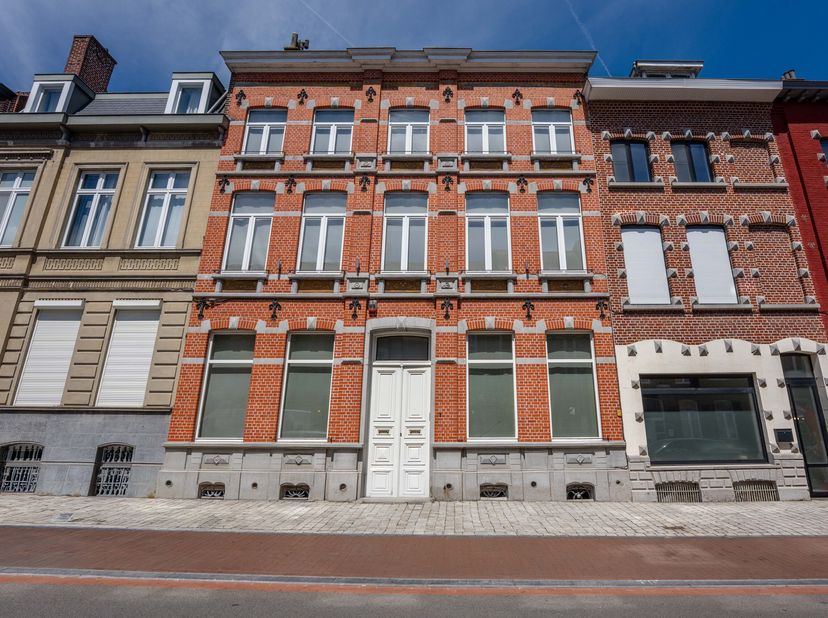In het centrum van Ronse bevindt zich deze uitzonderlijke herenwoning, waar authentieke charme en hedendaags wooncomfort naadloos samenkomen. Deze kar