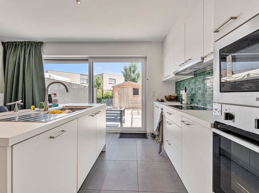 Nieuwbouwwoning met 3 slaapkamers is opzoek naar zijn eerste huurders!<br />
BEN-woning waarbij we binnenkomen in de inkomhal met een toilet en toegan