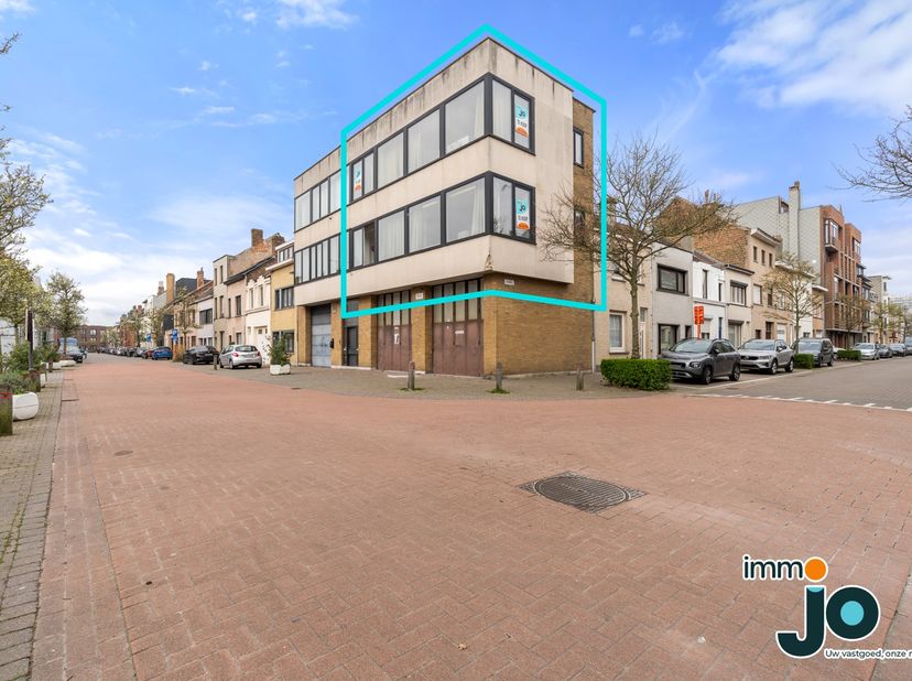 À Ostende, dans un emplacement privilégié à proximité de la mer et de la digue, se trouve ce duplex d'angle spacieux et plein de caractère, situé dans