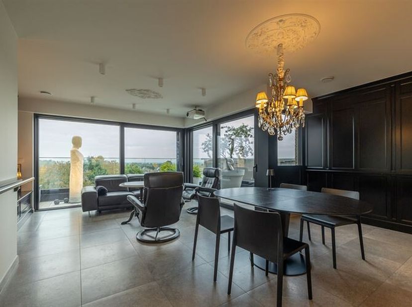 Ontdek dit exclusieve en hoogwaardig afgewerkte appartement (100m²) in het hart van Scherpenheuvel. Geniet van een adembenemend uitzicht op de omligge