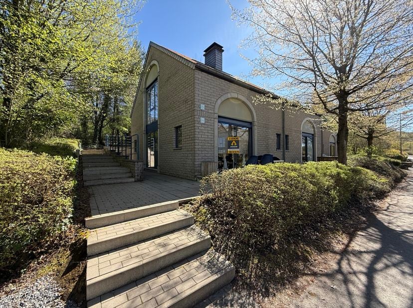 Bel appartement rez-de-chaussée situé à proximité du centre de Durbuy, dans un environnement calme et verdoyant. <br />
Ce gîte autorisé pour 4 person