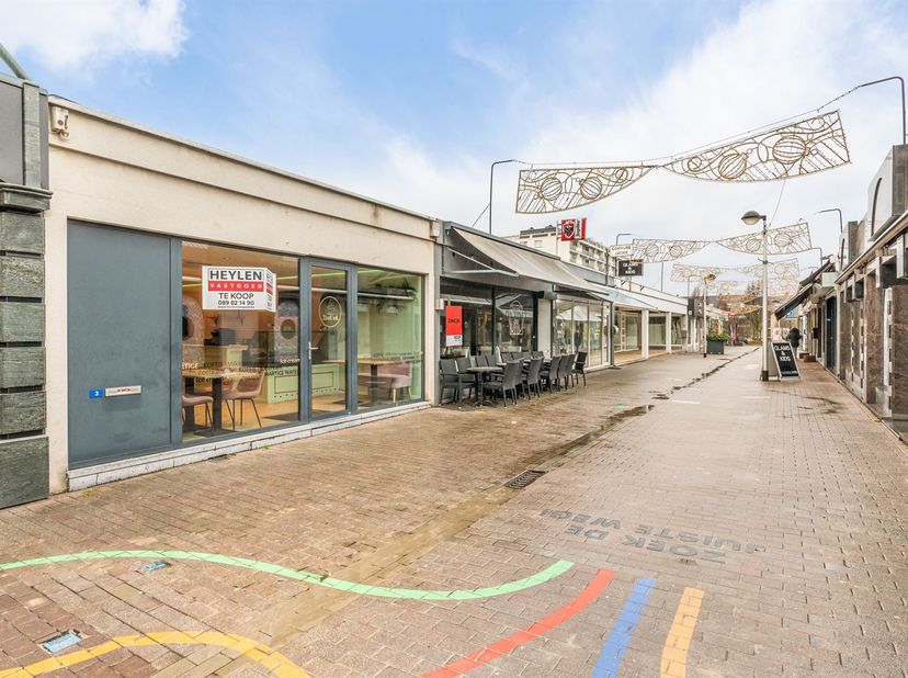 Handelspand te koop!<br />
<br />
Dit commercieel pand is gunstig gelegen in de winkelstraat van Lanaken, achter de Carrefour, waar diverse handelsz