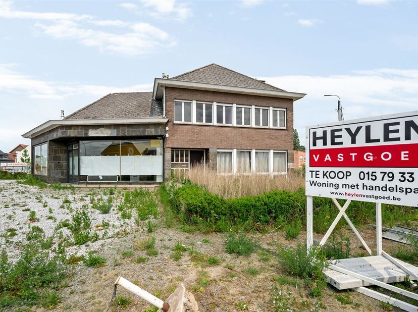 Ruime woning met mogelijkheden tot commerciële activiteit op locatie met uitstekende visibiliteit!<br />
Ligging: <br />
De woning met handelszaak is