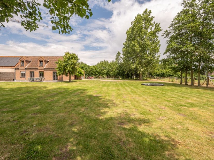 Op zoek naar een woning waar rust, ruimte en bereikbaarheid hand in hand gaan? Deze instapklare woning in Ruddervoorde geniet van een uitstekende ligg