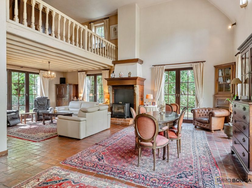 Op een perceel van maar liefst 21a45ca vinden we deze prachtige villa, gelegen in een rustige en aangename omgeving van Houthalen-Oost. De woning comb