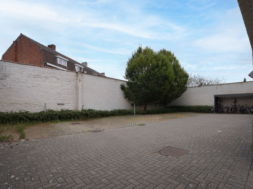 Op zoek naar een vlot bereikbare parkeerplaats langs de Torhoutse Steenweg? Deze bovengrondse autostaanplaats is gelegen achteraan Residentie Extramur