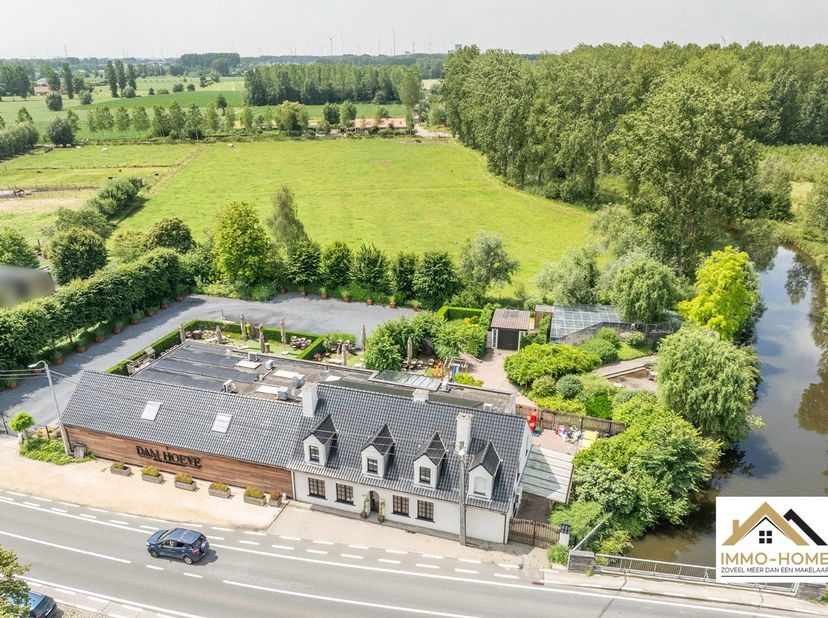 Deze prachtige brasserie is in 2024 volledig vernieuwd en gerenoveerd, waardoor het een schitterende opportuniteit vormt voor iemand die op zoek is na