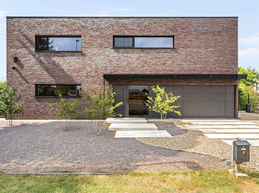 *OPEN HUIS ZATERDAG 5 SEPTEMBER TUSSEN 10U-13U,  BEZOEK VOORAF TE REGISTREREN*<br />
<br />
Thuiskomen krijgt een nieuwe betekenis in deze stijlvolle