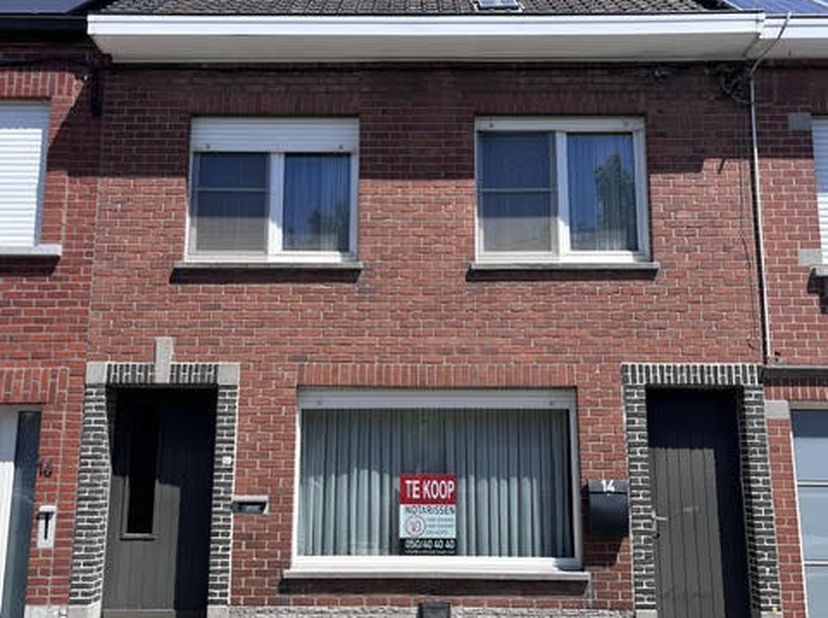 RIJWONING MET 3 SLAAPKAMERS - <br />
<br />
Rijwoning met 3 slaapkamers in de dorpskern van de gemeente Hulste (Harelbeke). Er is een vlotte verbindin