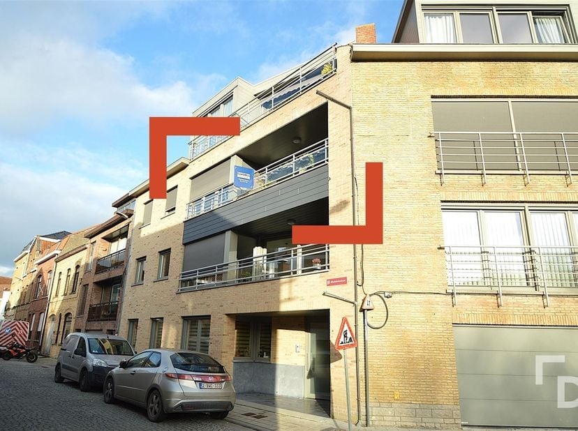 Op wandelafstand van de markt van Ieper vinden we in de Blindenliedenstraat dit ruim appartement voorzien van 2 slaapkamers en 2 terrassen.<br />
<br