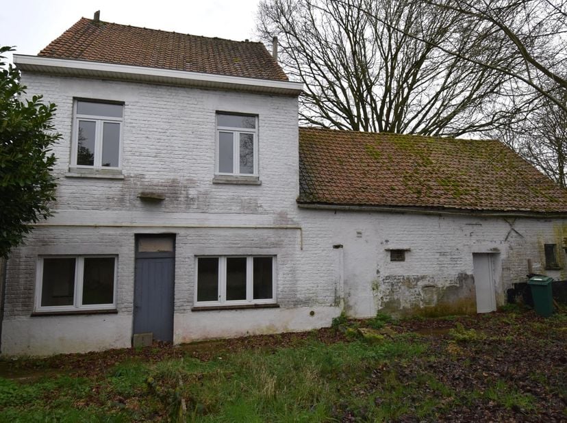 Charmante te renoveren 4-gevel woning gelegen in een zeer gegeerde buurt van Affligem ( nabij Asse).  De woning beschikt op het gelijkvloers over een