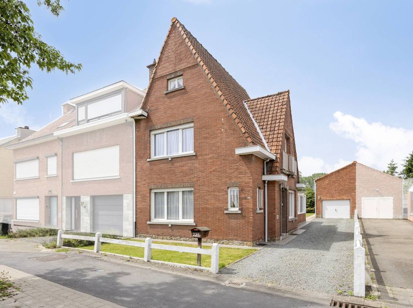 Bent u op zoek naar een woning die u volledig naar uw eigen hand kunt zetten? Deze halfopen bebouwing in het hartje van Kruibeke biedt de perfecte bas