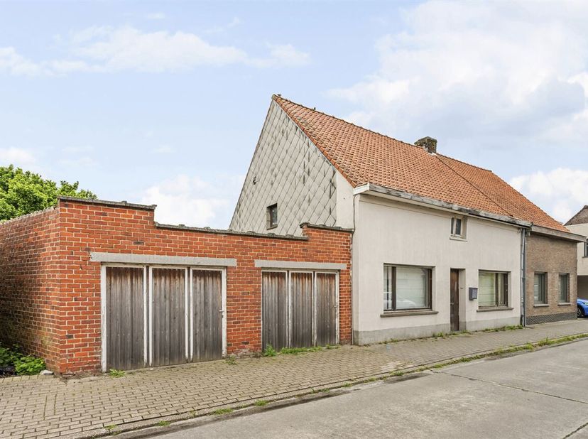 TE KOOP: Eigendom met veel potentieel in het centrum van Wielsbeke!<br />
Deze eigendom is gelegen op een ruim perceel van 806 m² in het centrum van W