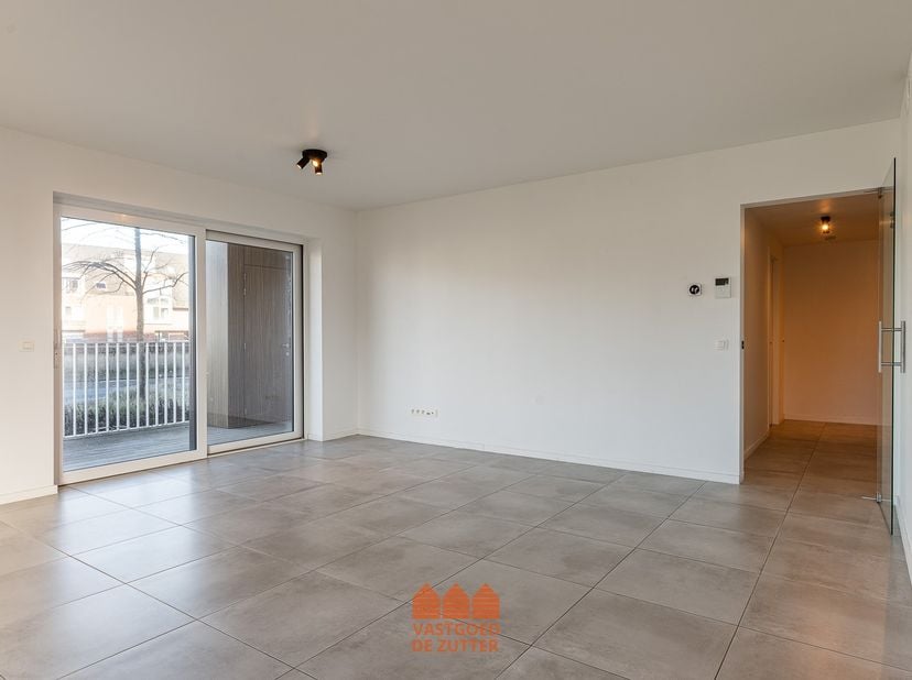 Wie op zoek is naar een recent en energiezuinig appartement met veel licht en een ruim terras op een centrale ligging in Aalter, voelt zich hier metee