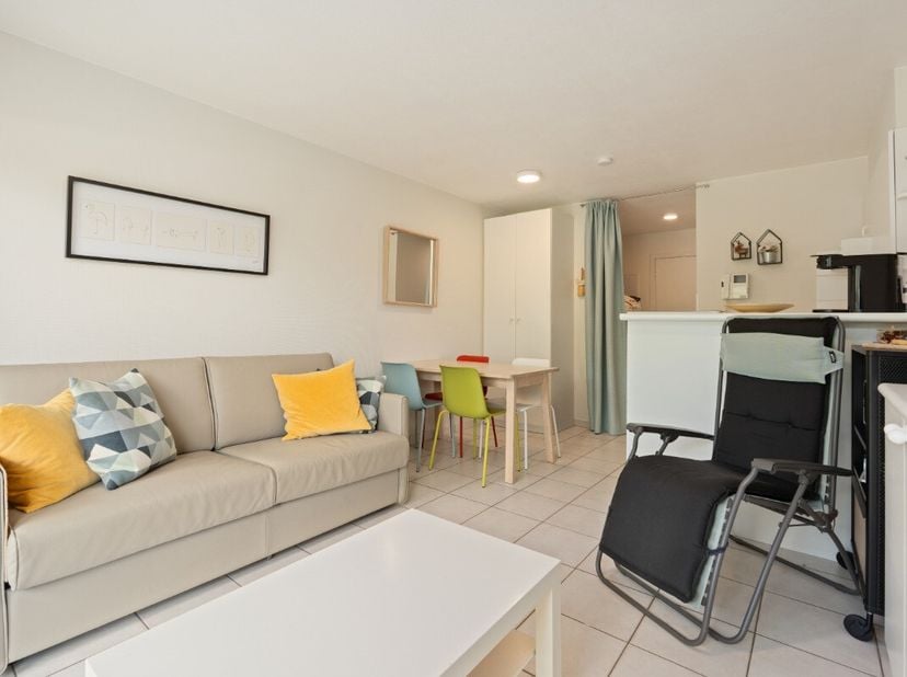 Te koop: instapklaar appartement in Koksijde, gelegen aan de Professor Blanchardlaan, met een tuin van 20 m² en prachtig zicht op de duinen. Dit appar
