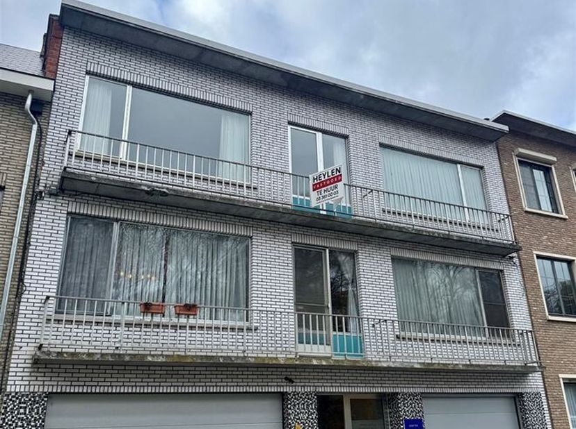 Appartement met 2 slaapkamers op TOPlocatie in Lier<br />
Ligging: Rustig gelegen appartement binnen de stadsvesten van Lier, op wandelafstand van win
