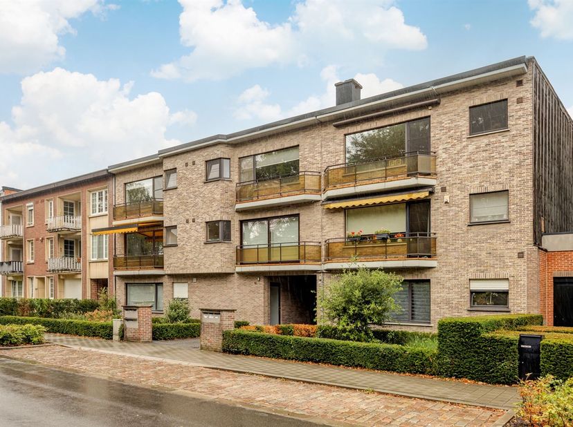 Idéalement situé à la périphérie de Vriesdonk, à quelques minutes à pied du centre de Brasschaat.<br />
<br />
Appartement situé au deuxième étage d