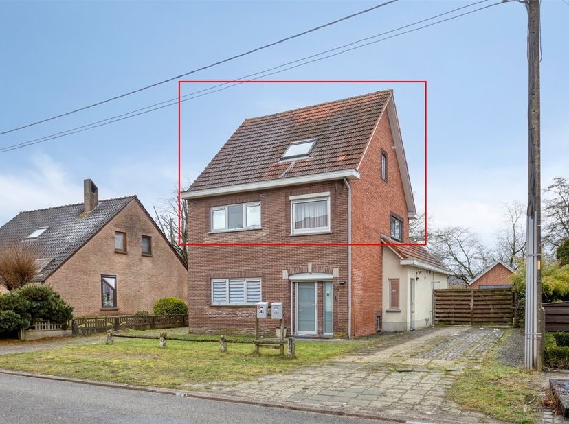 Een rustig gelgen duplex appartement met inkomhal (voorgevel), op de eerste verdieping een open leefruimte en keuken, badkamer (toilet, douche en wast