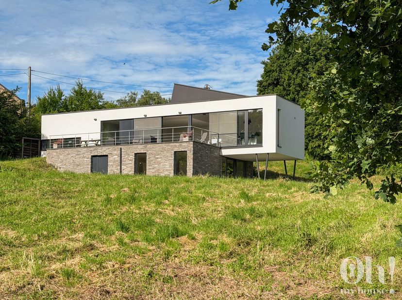 Oh My House vous présente une propriété où chaque jour commence avec un panorama dexception.<br />
Au bout dune impasse, dans un environnement verdoya