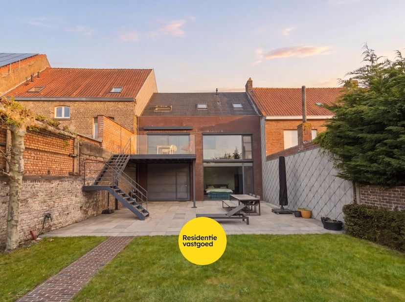 In het centrum van Oudenburg bevindt zich deze verrassend ruime en instapklare woning met een prachtige zongerichte tuin. Achter de verzorgde gevel sc