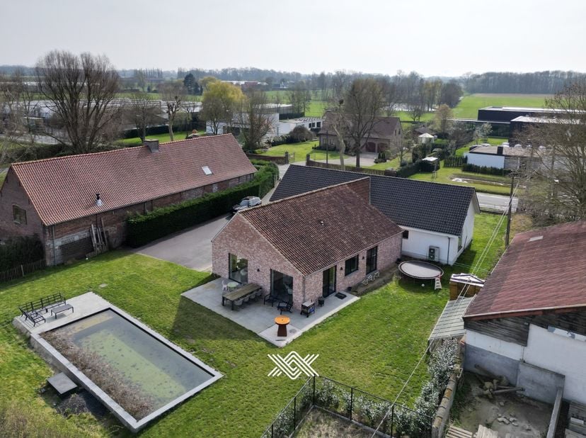 Deze woning van ca. 411 m² bevindt zich op een aantrekkelijke locatie op wandelafstand van de dorpskern van Vosselare. Ze werd volledig geïsoleerd en