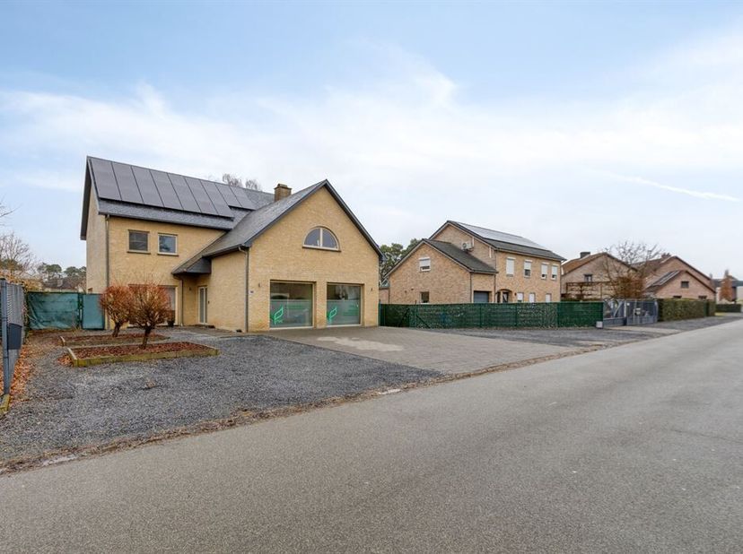 Gelegen langs de Sint-Andreasstraat 9 in Maasmechelen, bevindt deze instapklare, open bebouwing zich op een strategische én rustige locatie. U woont h