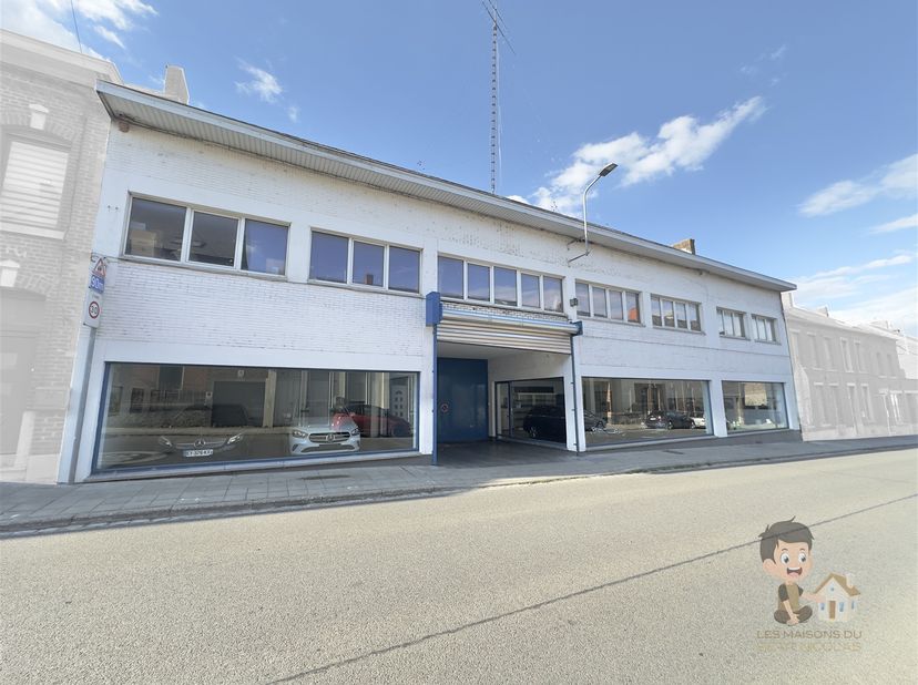 Garage automobile + espace magasin 626 m² + 5 appartements (4 en gros œuvre)<br />
<br />
Vous cherchez un site polyvalent pour votre activité auto