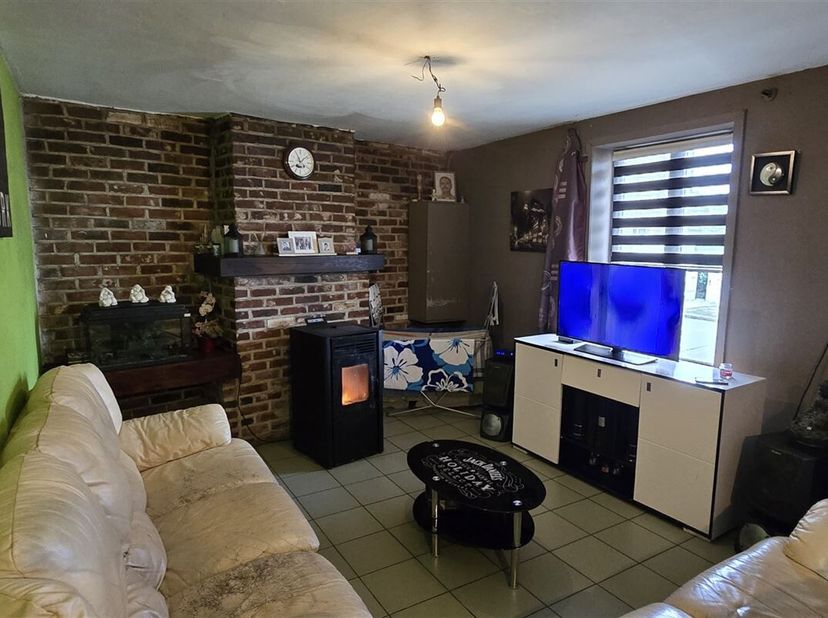 3-front gelijkvloerse woning met een garage van 21,15 m² gelegen op de hoogten van Péruwelz op 6 are 40 centiares grond.<br />
De woning biedt ongevee