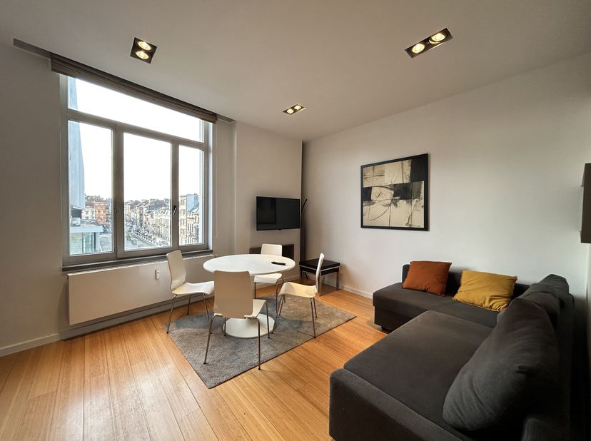 IXELLES, dans le quartier très prisé de la Place du Châtelain, proche des transports en commun. Ce lumineux APPARTEMENT (1ch/1sdd) meublé de caractère