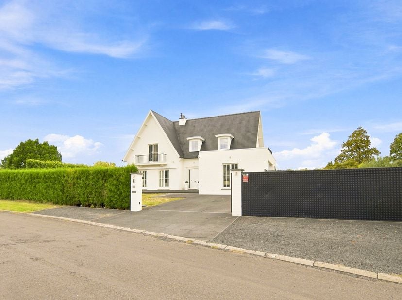 Op een mooi en ruim perceel van 8a 85ca bevindt zich deze veelzijdige villa, gelegen aan Henegauwberg, Priorijlaan 15 te Hasselt. De woning biedt een