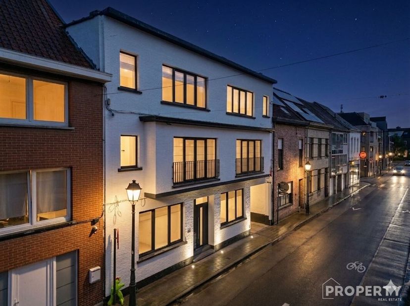 Op de tweede verdieping van een verzorgd gebouw, vlak bij het centrum van Wevelgem, vind je dit volledig gerenoveerde en instapklare appartement waar