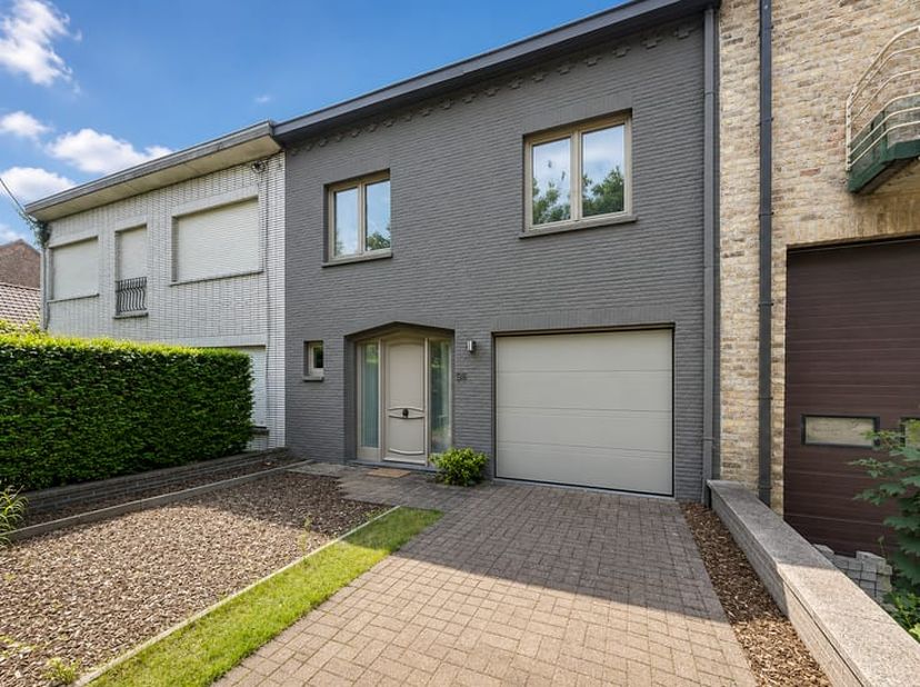 ​Bent u op zoek naar een perfect onderhouden, volledig gemeubileerde woning op een absolute toplocatie in Nieuwpoort? Deze charmante en ruime gesloten