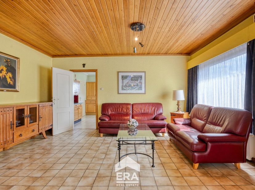 Deze open bebouwing in Maaseik ligt op een uitzonderlijk breed perceel van 1.330 m², omringd door groen en rust. Tegelijk geniet je van een vlotte ber