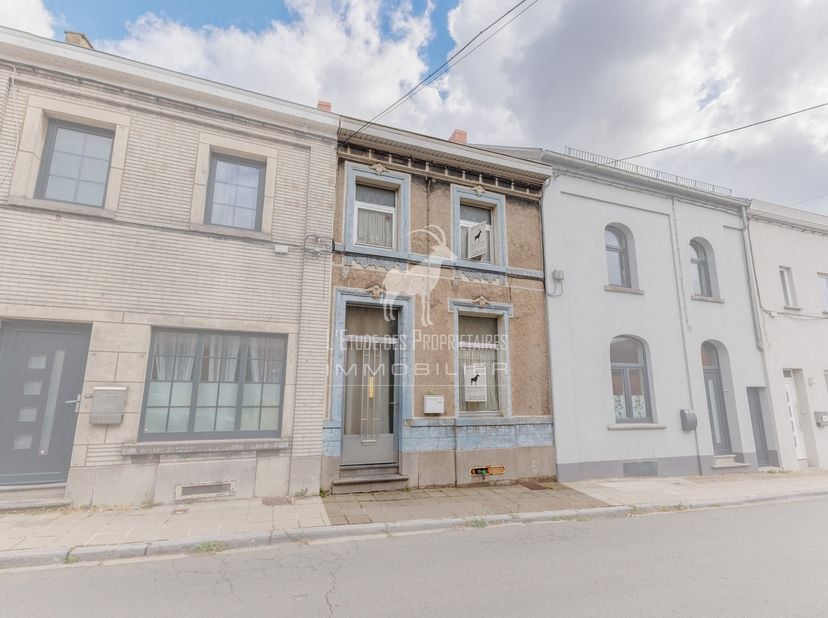 Makelaarsreferentie: V7170-434<br />
*** VIRTUELE TOUR: https://immo360.immo-facile.com/vtour/fr/zkc2uz/frame ***<br />
Te renoveren woning met veel p