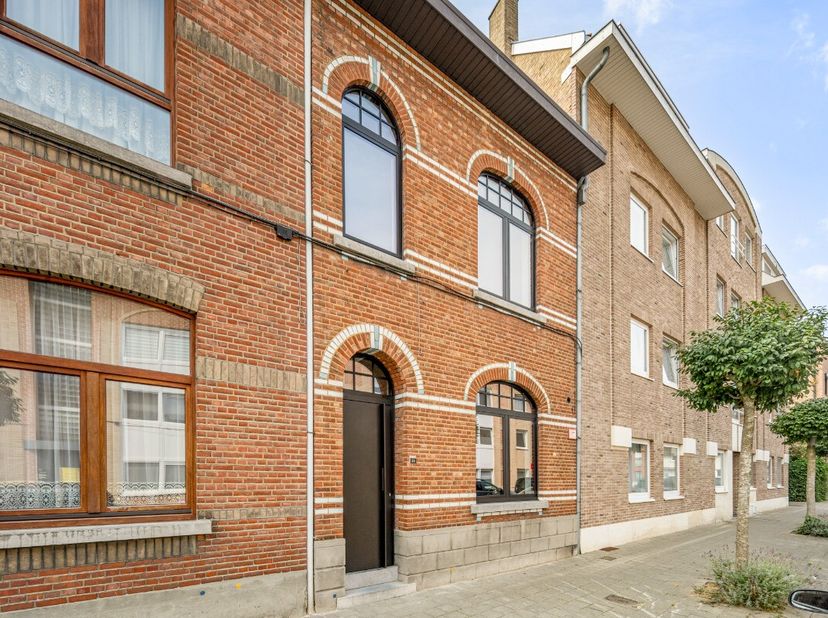 rmante stadswoning in Hasselt, vlakbij de Katarinawijk en het stadscentrum. Voor meer informatie ga naar https://www.era.be/nl/te-koop/hasselt/huis/st