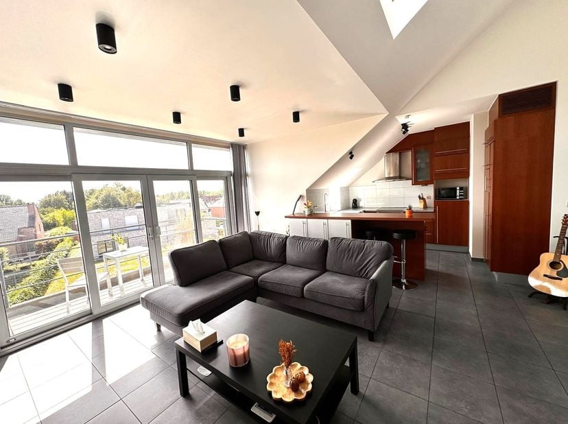 Ruim, comfortabel en uitstekend gelegen appartement van 93 m² bewoonbare oppervlakte met terras, kelderberging en ondergrondse autostaanplaats!<br />