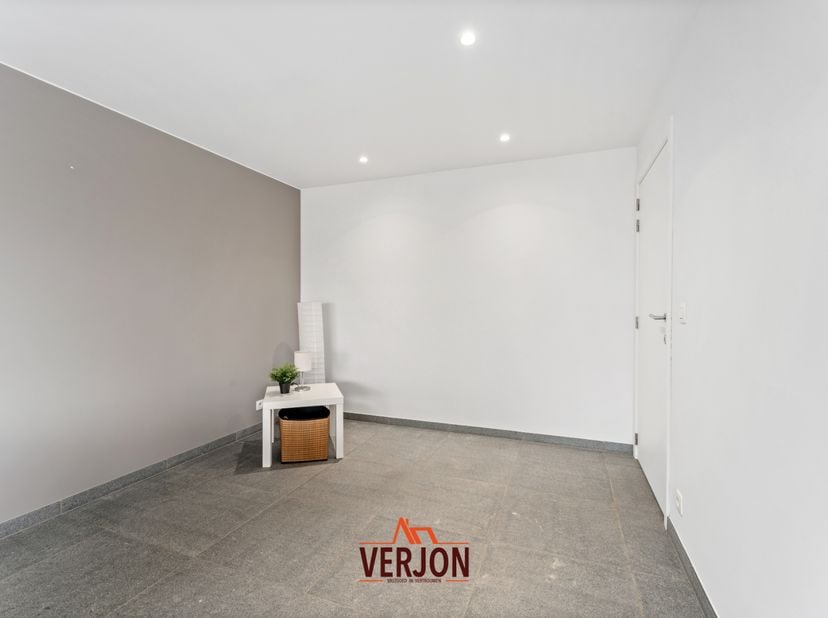 Dit ruim appartement is zeer rustig gelegen in Tielt (Meulebeke) en vlot bereikbaar dankzij de nabijheid van de Randweg (N399) en de Brugsesteenweg (N