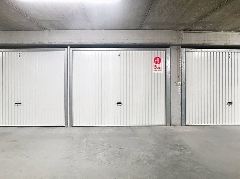 Uitstekend gelegen en ruime garagebox te koop in Middelkerke, Duinenweg 369b, residentie Atlantis III, vlakbij winkels, zeedijk en centrum! Deze onder